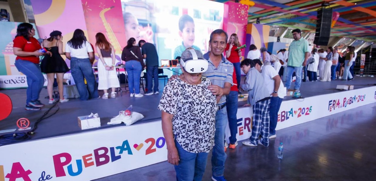 Familias disfrutando la Feria de Puebla con juegos y comida
