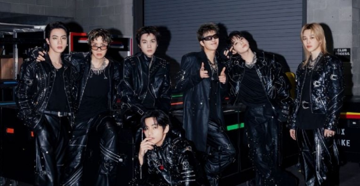 BTS saludando desde un balcón en México