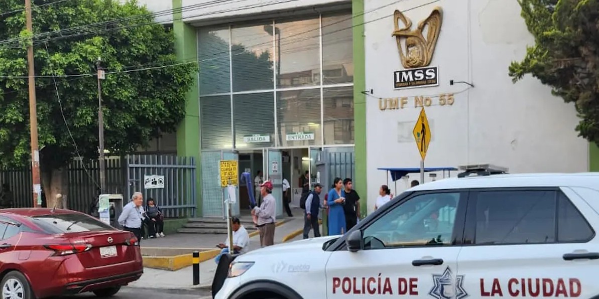 Policías y patrullas afuera de la clínica 55 del IMSS en Amalucan