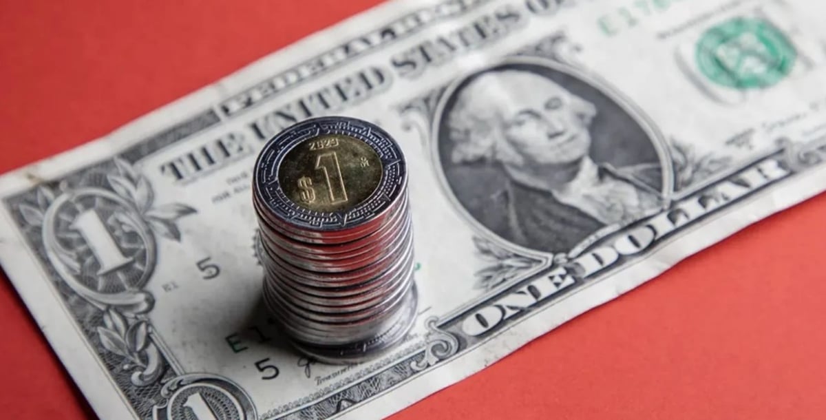 Billetes de dólares y pesos mexicanos sobre una mesa
