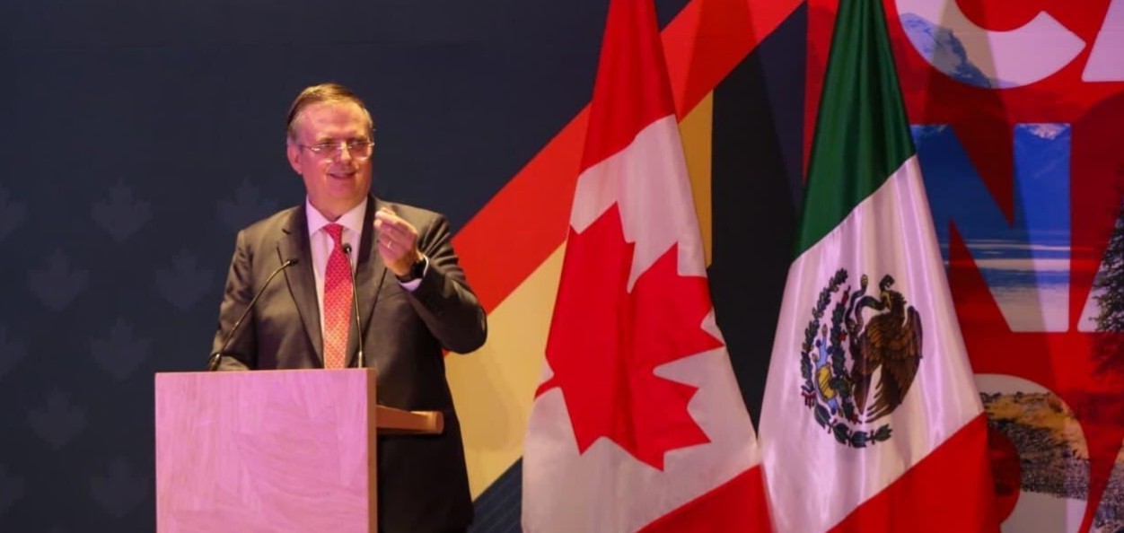 Marcelo Ebrard durante una reunión comercial en Canadá