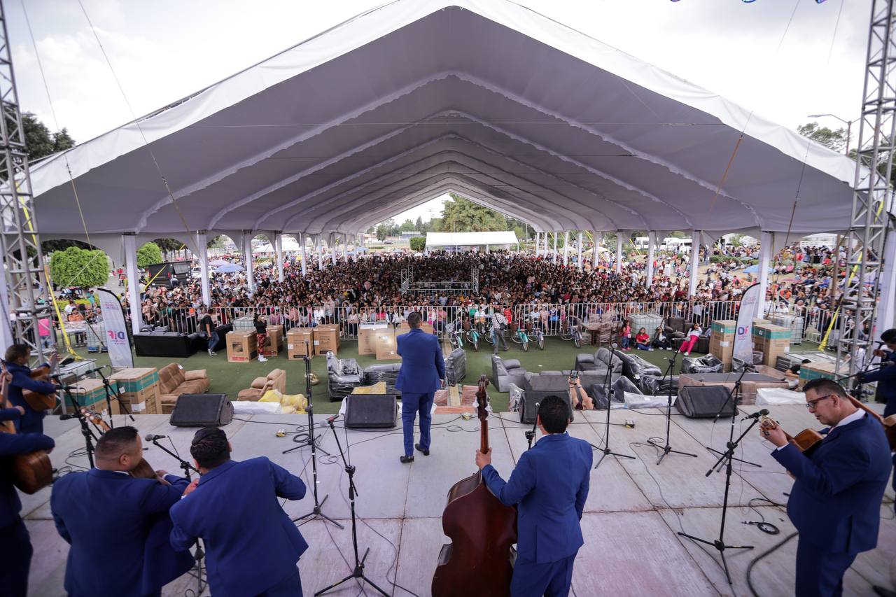 Celebra Guadalupe Cuautle a más de 4 mil madres con música, rifas y sorpresas este 10 de mayo