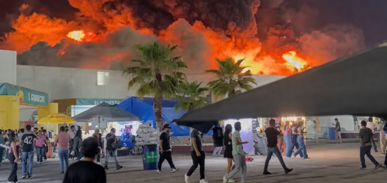 Bomberos trabajan tras incendio en la Feria Tabasco 2026