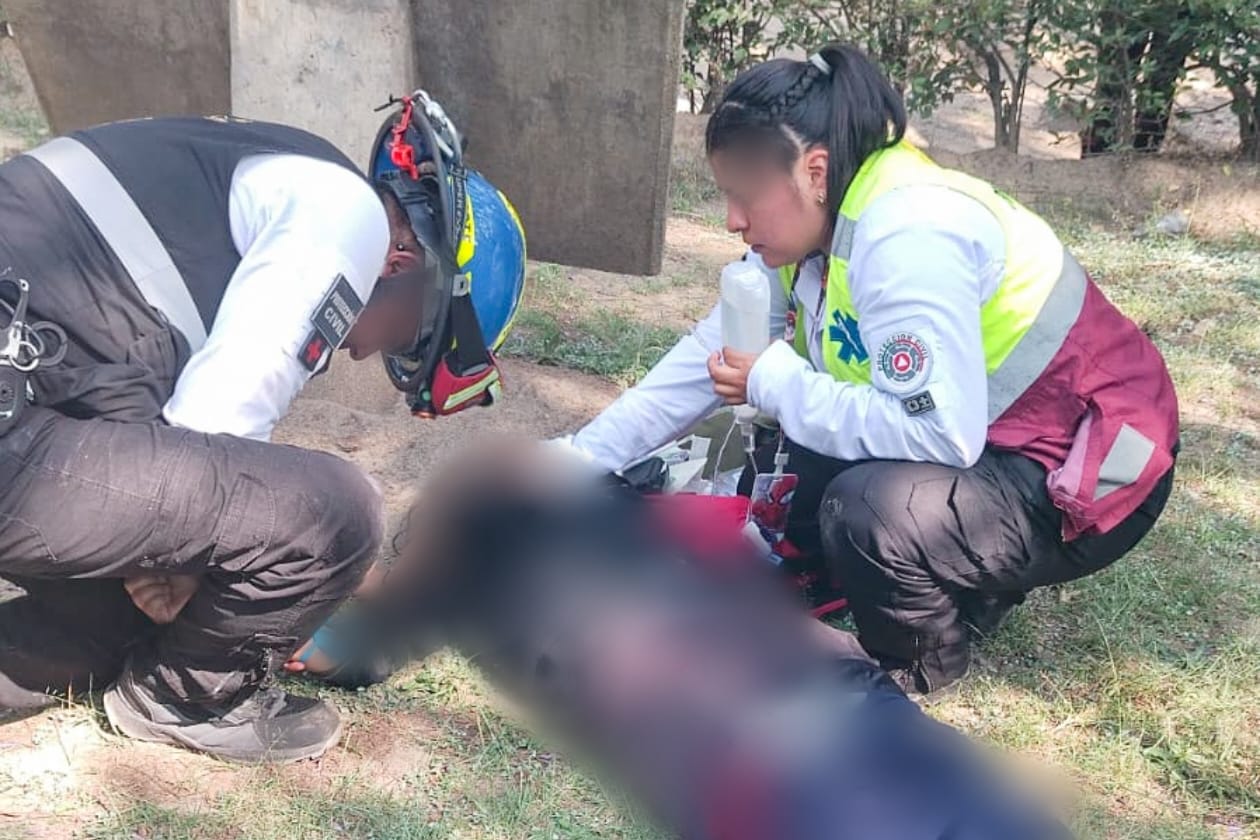 Policías y paramédicos atienden a una joven en el Parque Tlahuicole.