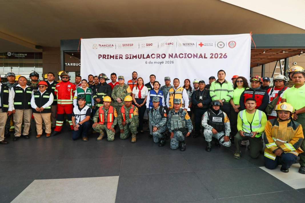 Evacuación durante simulacro en Galerías Tlaxcala