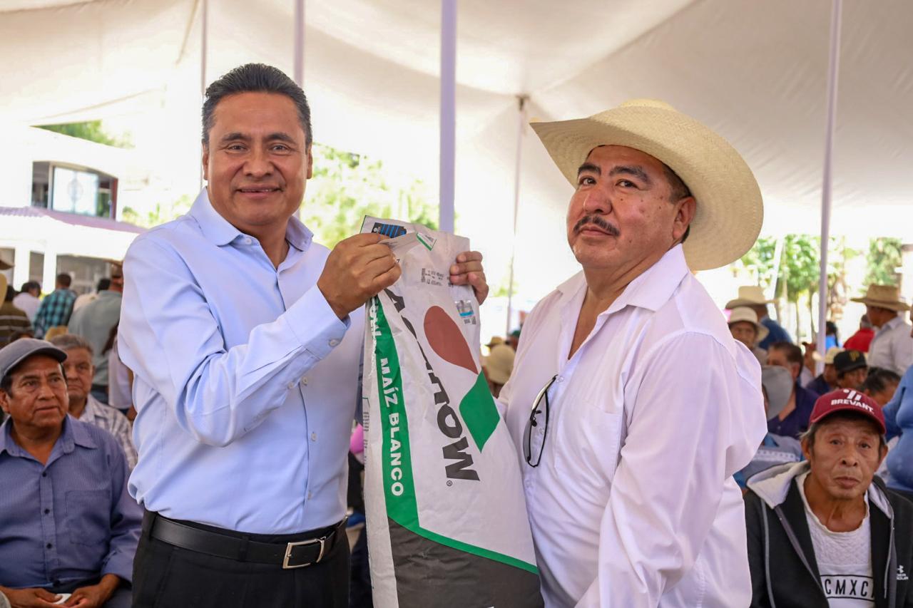 Con entrega de semilla de maíz, Armando Aguirre fortalece el campo de Coronango