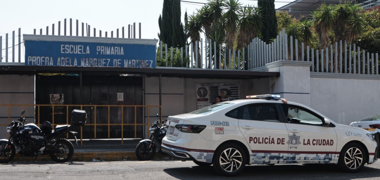 Policías afuera de una escuela en Infonavit La Rosa