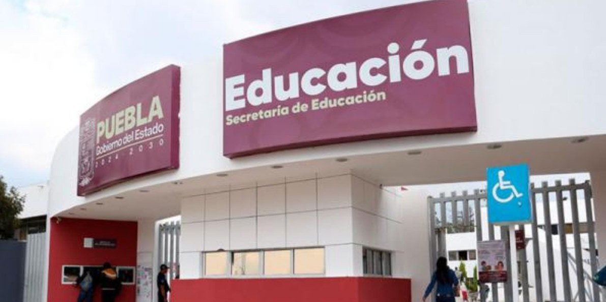 Estudiantes en salón de clases durante ciclo escolar en Puebla.