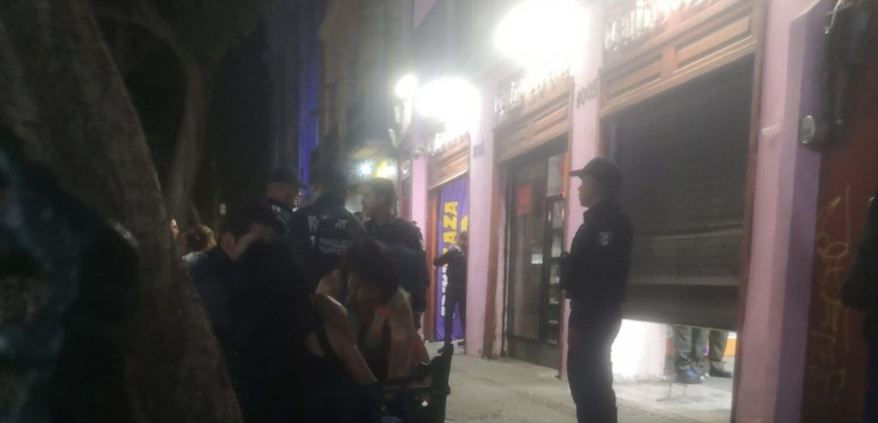 Policías afuera del Centro Joyero de Puebla tras un asalto.