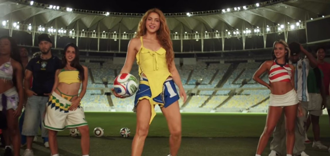 Shakira en un estadio durante el anuncio de su nueva canción del Mundial.