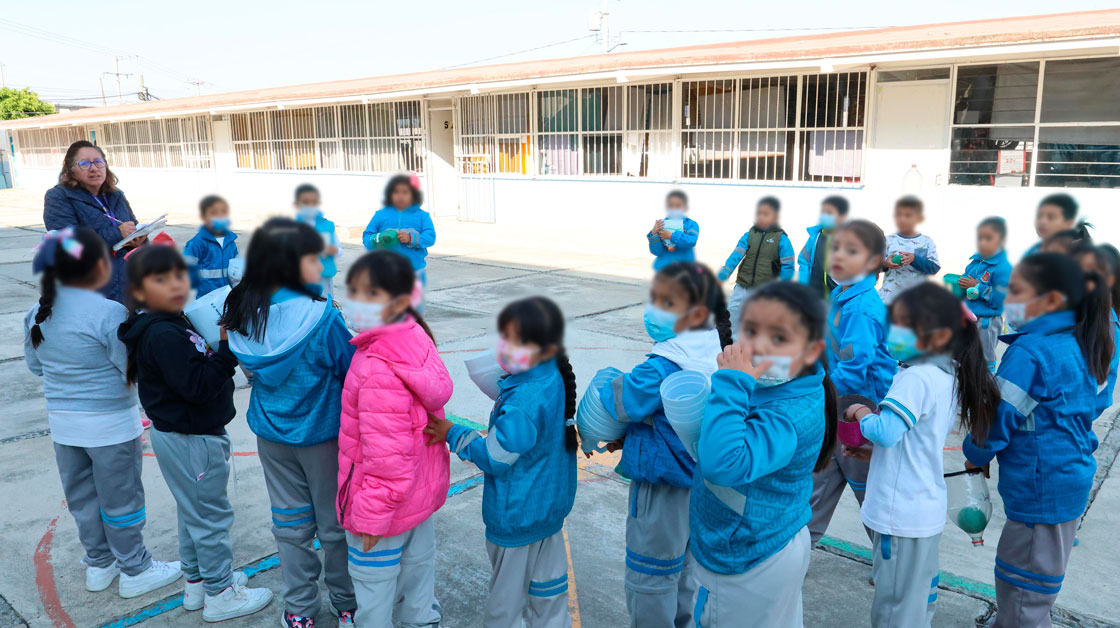 Maestros y alumnos en escuela de Tlaxcala durante suspensión de clases