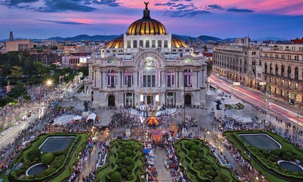 Cielo nublado sobre avenidas de la Ciudad de México