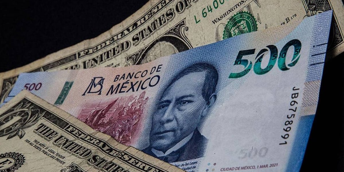 Billetes de dólares y pesos mexicanos sobre una mesa