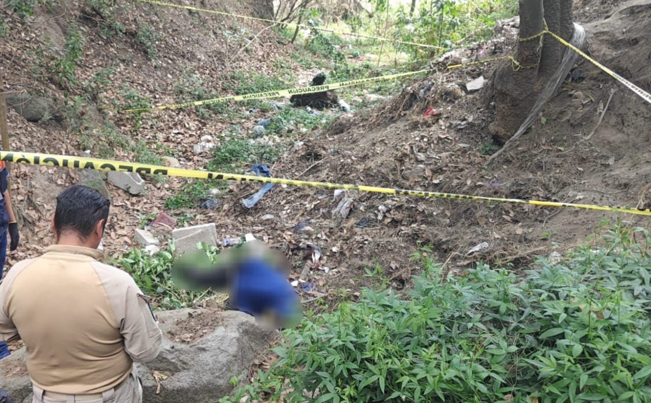 Muere hombre tras caer a lo profundo de una barranca, en Papalotla