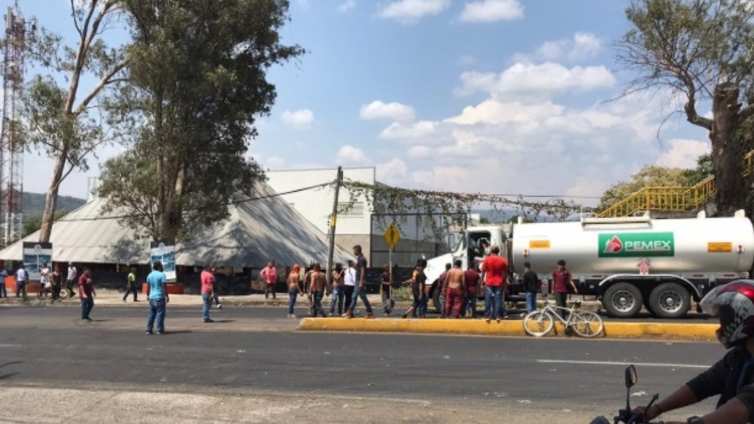 Hieren de bala a reportera que cubría choque entre policía y comuneros en Michoacán