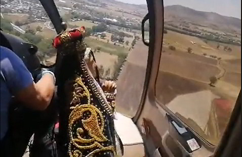 Sacerdotes bendicen Morelos y Querétaro desde helicóptero