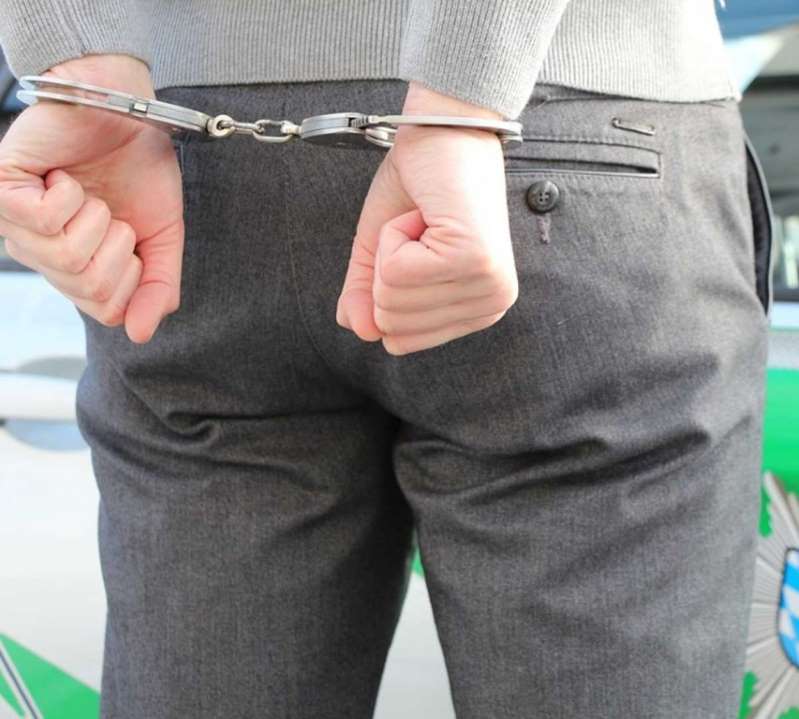 Procesan a exdiputado por ataque con ácido a saxofonista