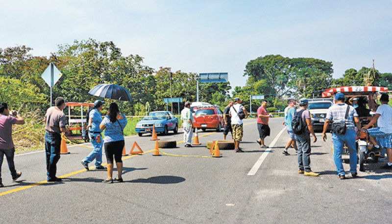 Gobernadores de Chihuahua y NL se pelean. Cierran fronteras y nadie pasa por pretexto de COVID19