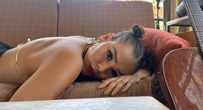 Danna Paola causa furor con sensual video en la regadera