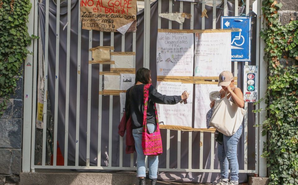 Mujeres de Filosofía y Letras entregan instalaciones a la UNAM tras 5 meses en paro