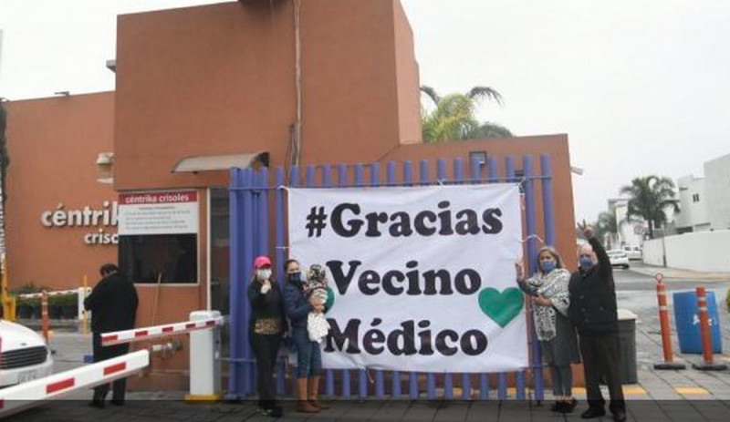 No todos son iguales: Vecinos agradecen a Médico por atender casos de COVID-19