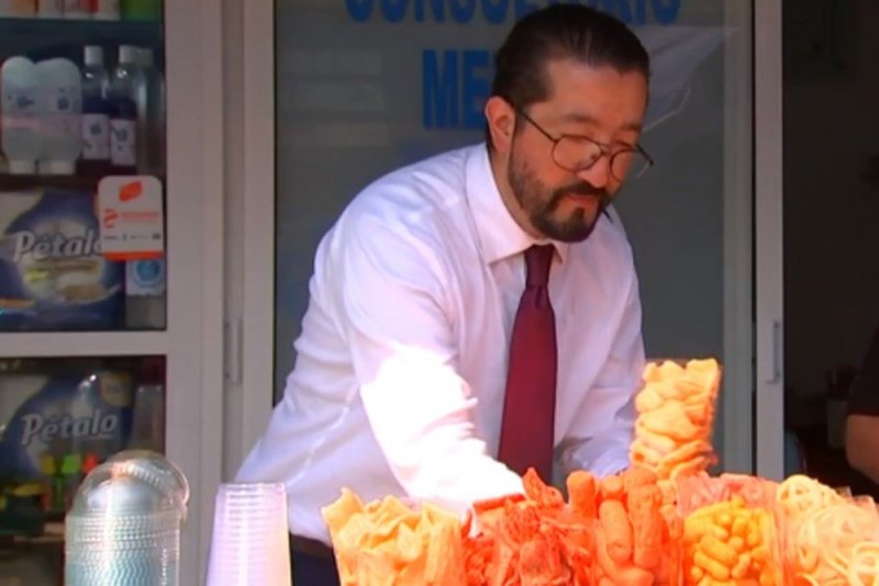 Doctor que vendía botanas para sobrevivir es contratado por el IMSS