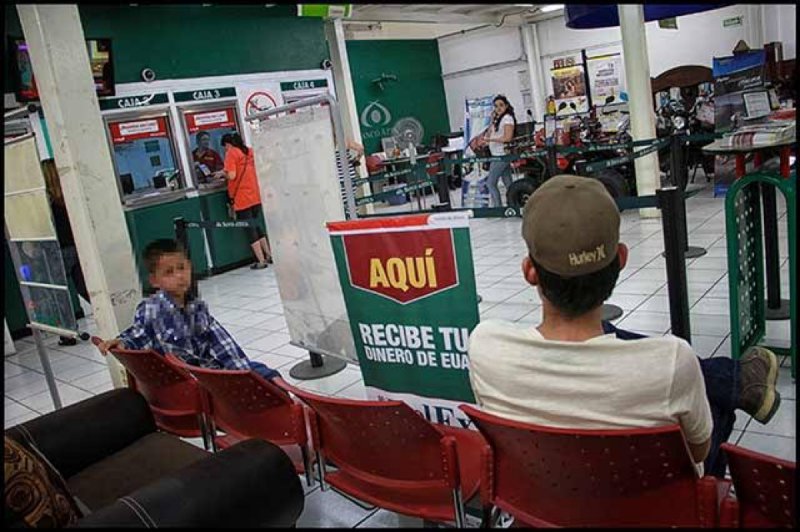 Migrantes se unen contra Elektra y piden no enviar remesas por Banco Azteca