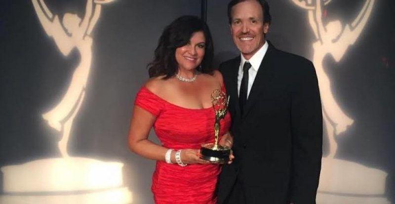 Reportera en home office transmite por error a su esposo desnudo