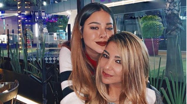 ¡Parece su hermana! Madre de Danna Paola cautiva por impresionante belleza