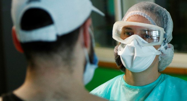 Hospitales amenazan a médicos con despedirlos si denuncian falta de material