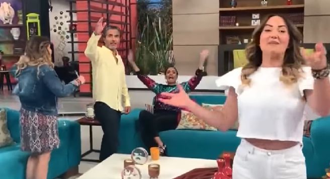 “¡Que Venga la Alegría!”: Conductora de Hoy se equivoca y promociona a TV Azteca (Video)