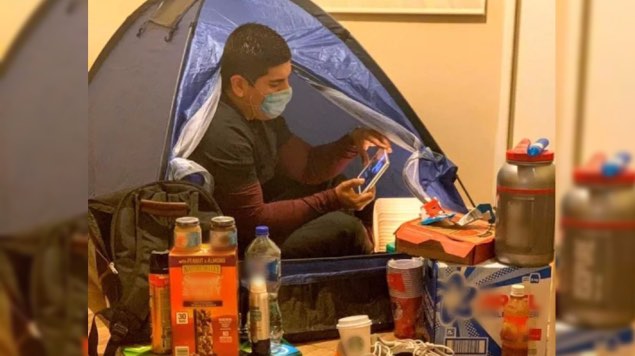 “Mi manera de decir te amo”: Médico duerme en casa de campaña para proteger a su familia