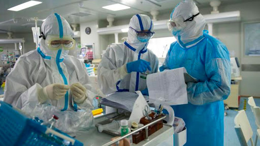 Personal de salud enfrenta COVID-19 sin seguridad social