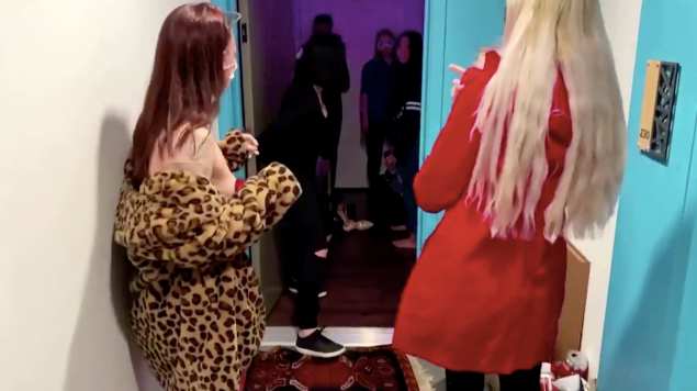 Club de striptease envía a bailarinas a entregar comida a domicilio ante crisis