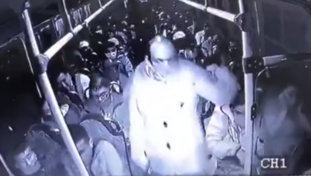 Asaltan a pasajeros y se desata balacera; muere “justiciero” (Video)