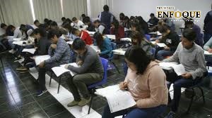 Con sana distancia BUAP realiza examen a estudiantes egresados de medicina