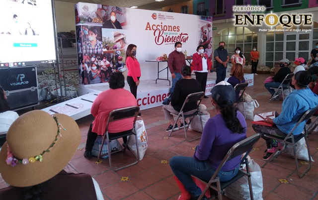 Crítica Karina Pérez uso político de aspirantes entrega de despensas en San Andrés Cholula