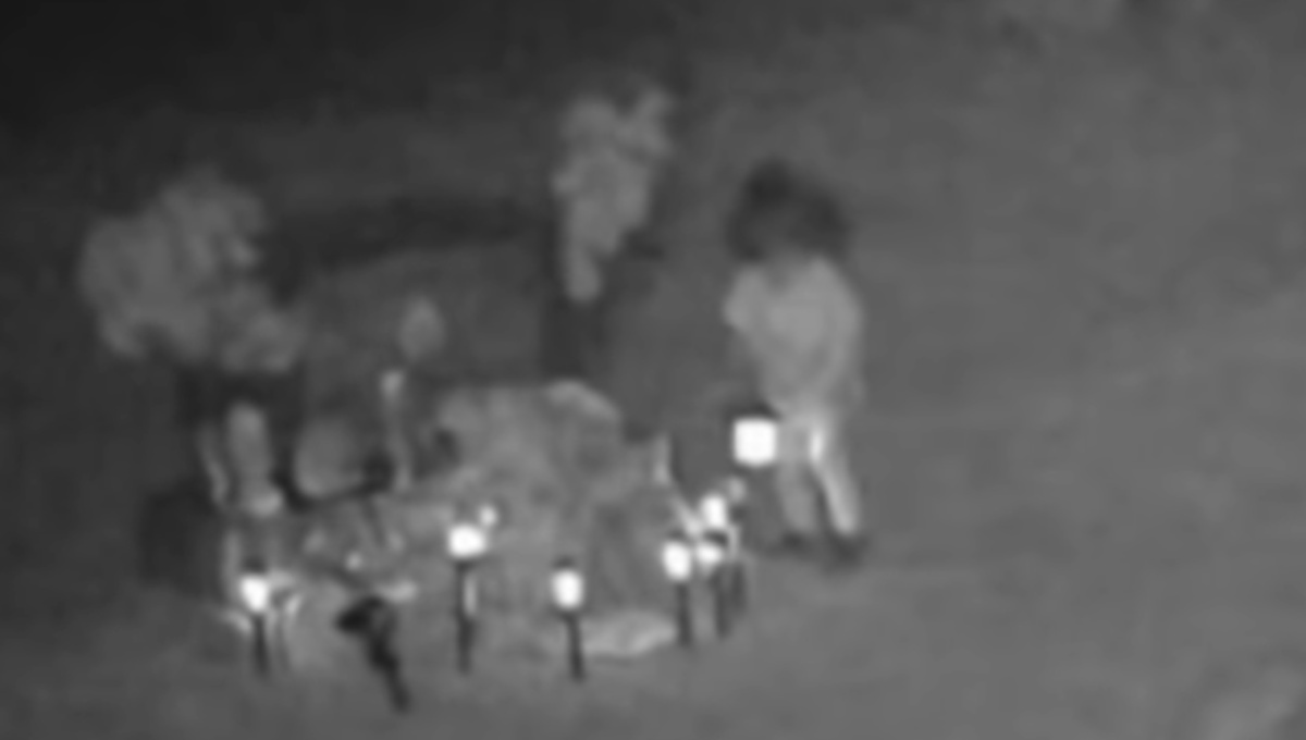 Cámaras en cementerio logran captar a una niña fantasma jugando en una tumba (Video)