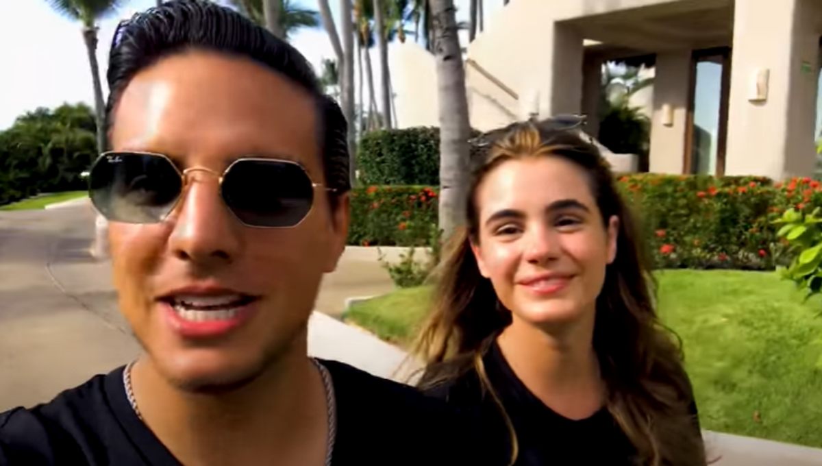¡Casual! Vadhir Derbez se va de viaje con su exnovia y su familia (Video)