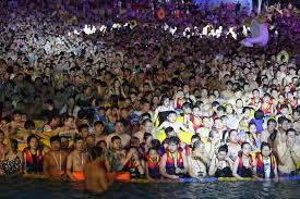 ¿Son un 'alivio' las fiestas en Wuhan, lugar donde supuestamente se originó el COVID-19?