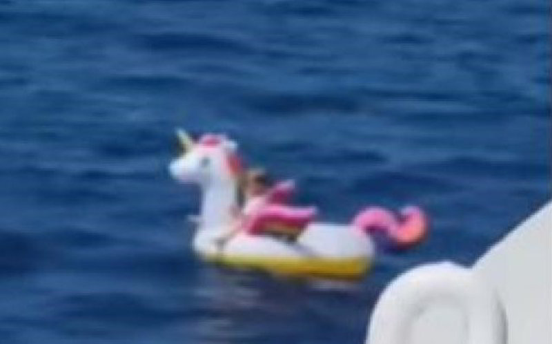 Rescatan a niña de 4 años que fue arrastrada por el mar en su salvavidas de unicornio