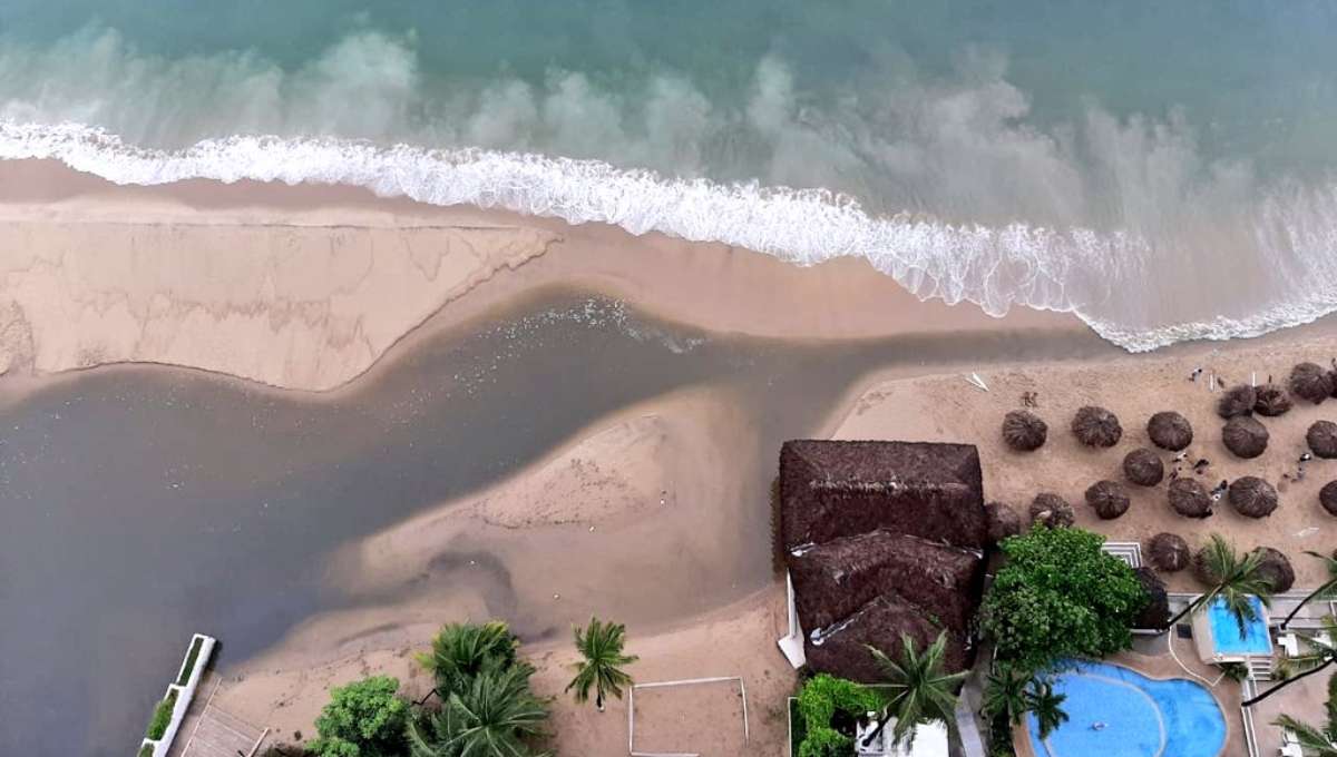 ¿Ahora a quién le echarán la culpa?; Vuelven a derramar aguas residuales en bahía de Acapulco