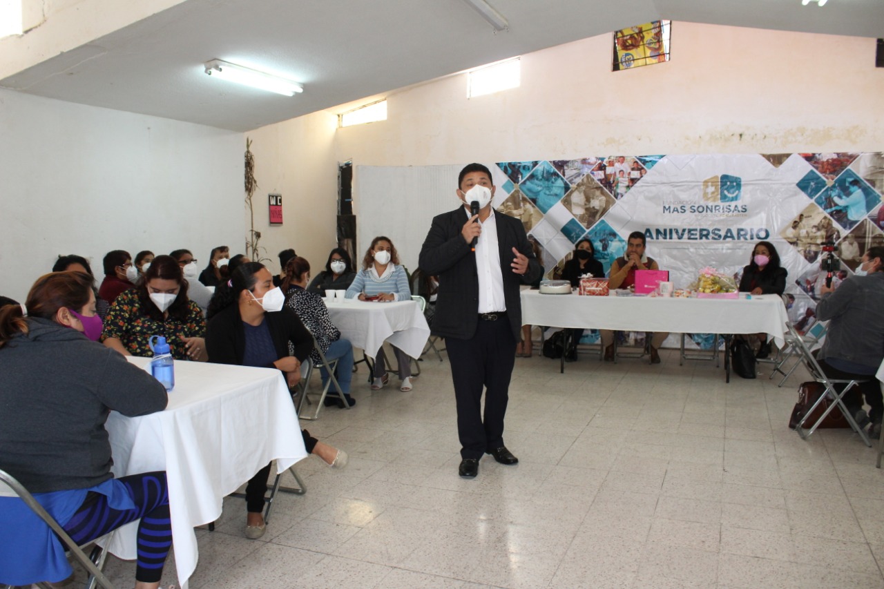Adán Pasten se reúne con mujeres emprendedoras, líderes del fraccionamiento "Cuatro Caminos" en Cuautlancingo. 