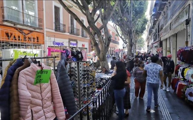 Culpan al ambulantaje en Puebla capital por el repunte de casos de Covid-19