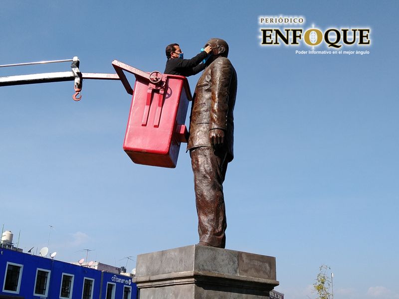 Familia permitió colocar cubrebocas a estatua del Doctor Alfredo Toxqui en Cholula: Arriaga 