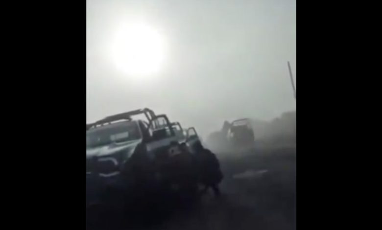 Presuntos sicarios del CJNG atacan a tiros a elementos de seguridad de Michoacán (Video)