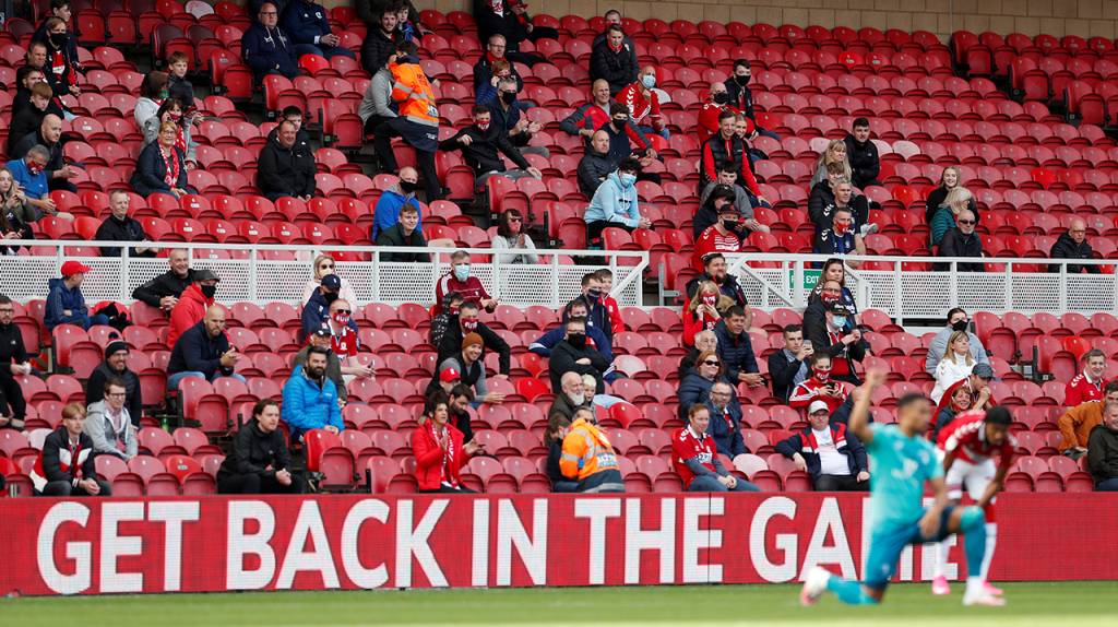 Aficionados vuelven a los estadios de la Premier League luego de 9 meses