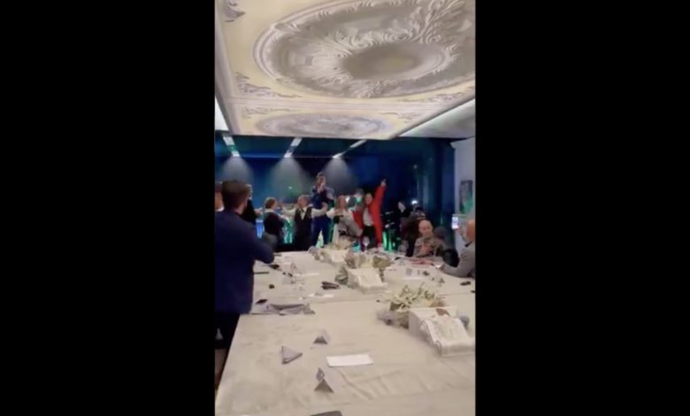 Mientras autoridades piden evitar fiestas, Ricardo Salinas presume cena de fin de año (Video)