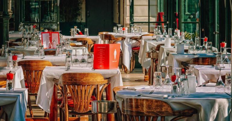 Mujeres con experiencia en restaurantes: Canadá lanza oferta de trabajo con sueldo de casi 30 mil pesos al mes