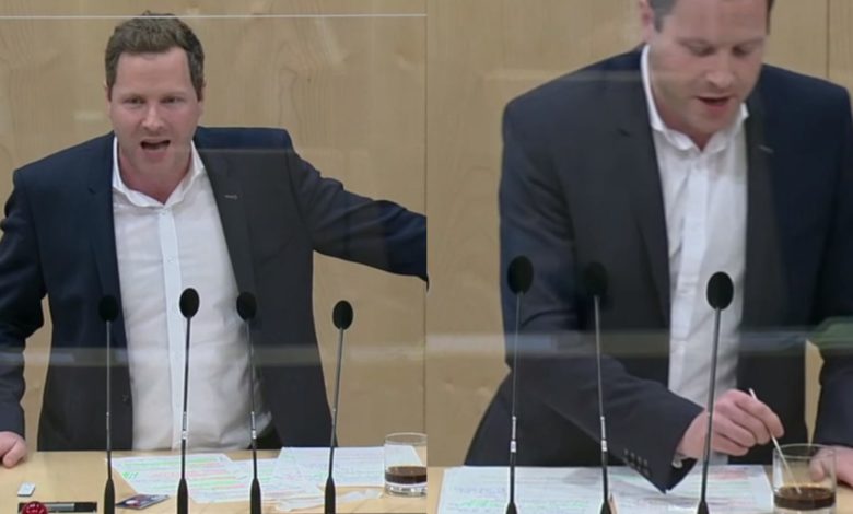 Legislador hace una prueba rápida de COVID-19 a un vaso con refresco y da positivo